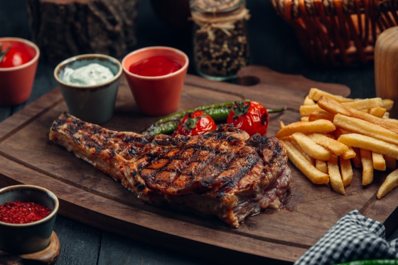 Otevírá se diskuse o povinném uvádění původu masa v restauracích