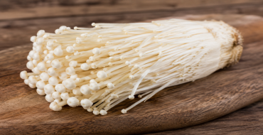 foto k článku Na trhu se objevily houby enoki s nebezpečnou bakterií Listeria monocytogenes