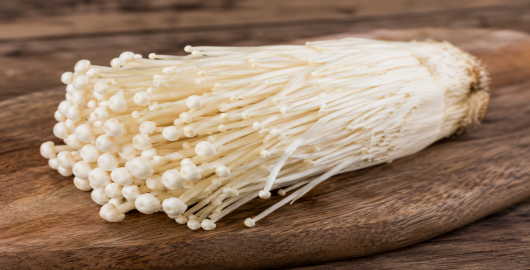 foto k článku Na trhu se objevily houby enoki s nebezpečnou bakterií Listeria monocytogenes