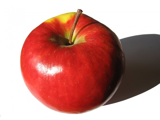 Překročen povolený limit pesticidů u jablek dovezených z Polska