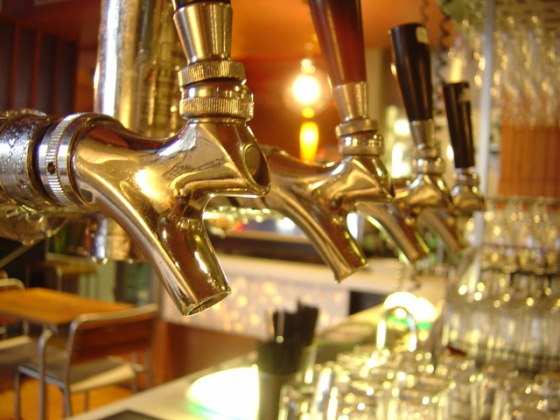 Spotřeba piva v pohostinství klesá, v domácnostech naopak roste
