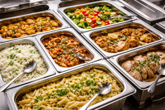 Část univerzit v reakci na nové podmínky financování zdražuje menzy