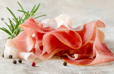 Zavádějící informace o obsahu masa u šunky prosciutto crudo