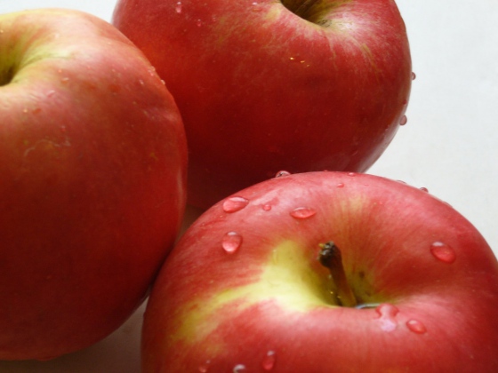 V našich obchodech se nyní pohybuje přes 1,5 tuny jablek  s šestinásobně překročeným množstvím pesticidů